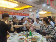 军 民 亲 如 一 家    共 筑 钢 铁 长 城